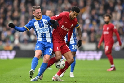 Mac Allister (kiri) bersaing dengan penyerang Liverpool Cody Gakpo (kanan) semasa perlawanan pusingan keempat Piala FA di Stadium Amex, Brighton pada 29 Januari lalu. - Foto AFP