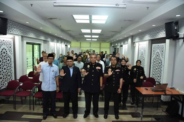 Peserta terdiri pembekal dan kontraktor lantikan JAIS membaca lafaz ikrar bebas rasuah bersama SPRM pada Rabu.