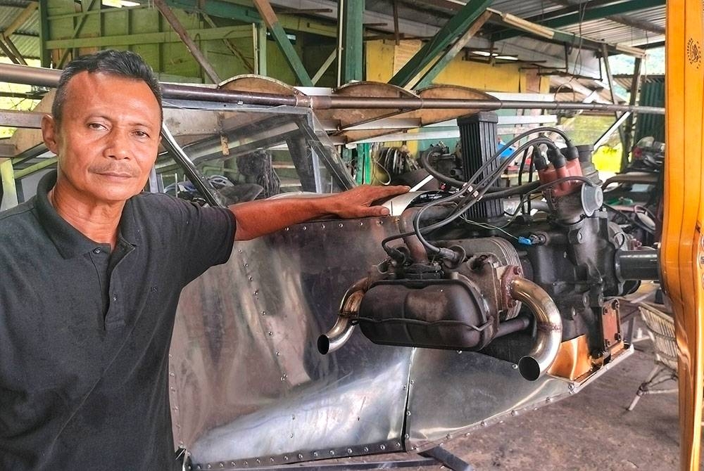 Minat terhadap RC membawa idea kepada Mohd Zaki menghasilkan pesawat ringan sendiri.