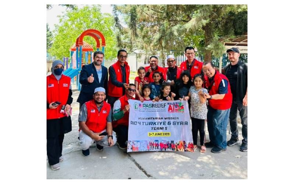 Delegasi Aid 4 Turkiye & Syria bersama kanak-kanak yang turut menjadi mangsa gempa bumi berkenaan.