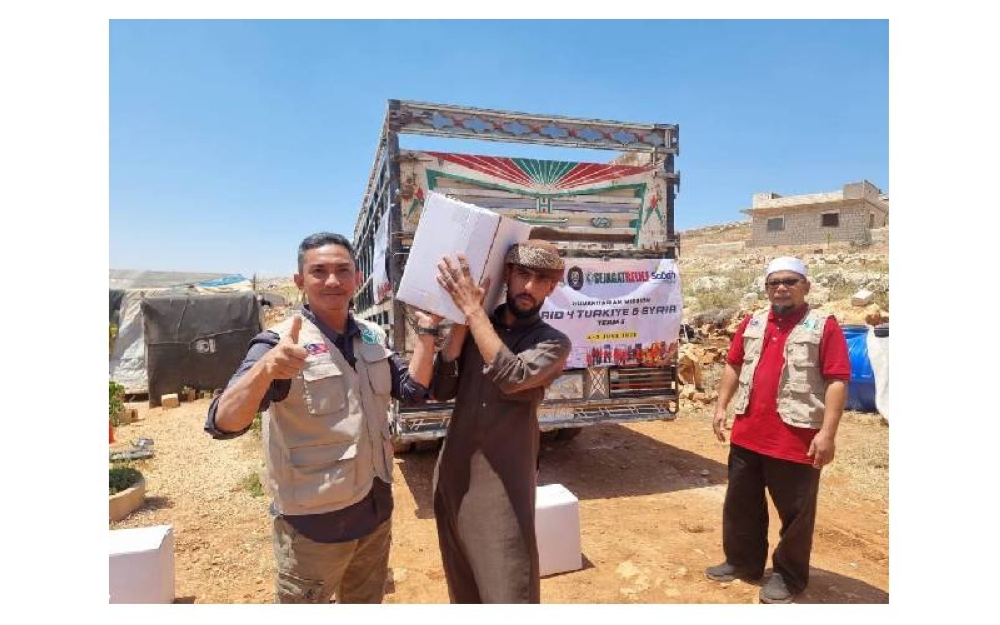 Mohd Yusni (kiri) yang mengetuai delegasi misi kelima menunjuk isyarat tangan bagus bagi memberi gambaran usaha mereka kali ini sukses