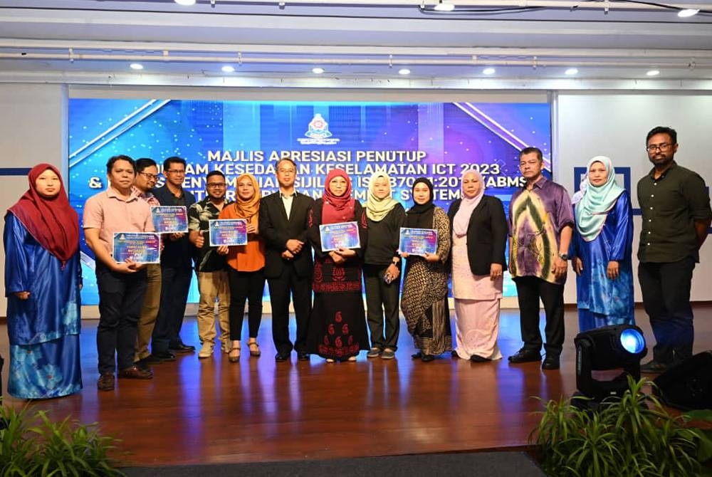 Mohamad Azhan (tujuh dari kiri) bersama pemenang Pertandingan 10,000 Langkah PJ-ICT Hunt 2023 yang dianjurkan sempena Program Kesedaran Keselamatan ICT 2023.
