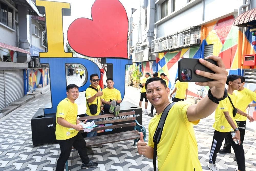 Peserta Pertandingan 10,000 Langkah PJ ICT Hunt 2023 membantu thematic Economical Vibrant City perkenalkan sebahagian daripada tempat tarikan di Petaling Jaya, Selangor.