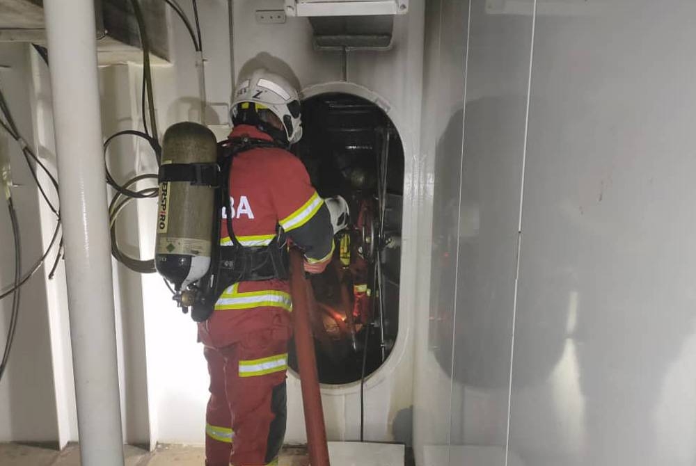 Anggota bomba dan penyelamat sedang memadam kebakaran di bilik peluru KD Laksamana Muhammad Amin dalam kejadian di Kampung Acheh, Sitiawan pada Jumaat.