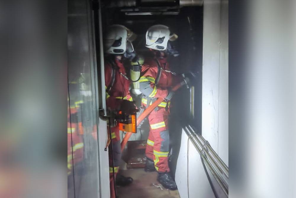 Anggota bomba dan penyelamat sedang memadam kebakaran yang berlaku di bilik peluru KD Laksamana Muhammad Amin dalam kejadian di Kampung Acheh di sini pada Jumaat.