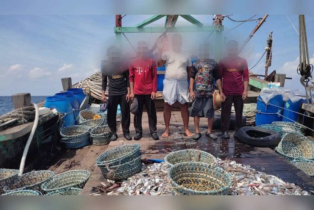 10 nelayan Myanmar dalam dua bot berasingan ditahan dalam dua tangkapan kerana tiada dokumen pengenalan diri yang sah.