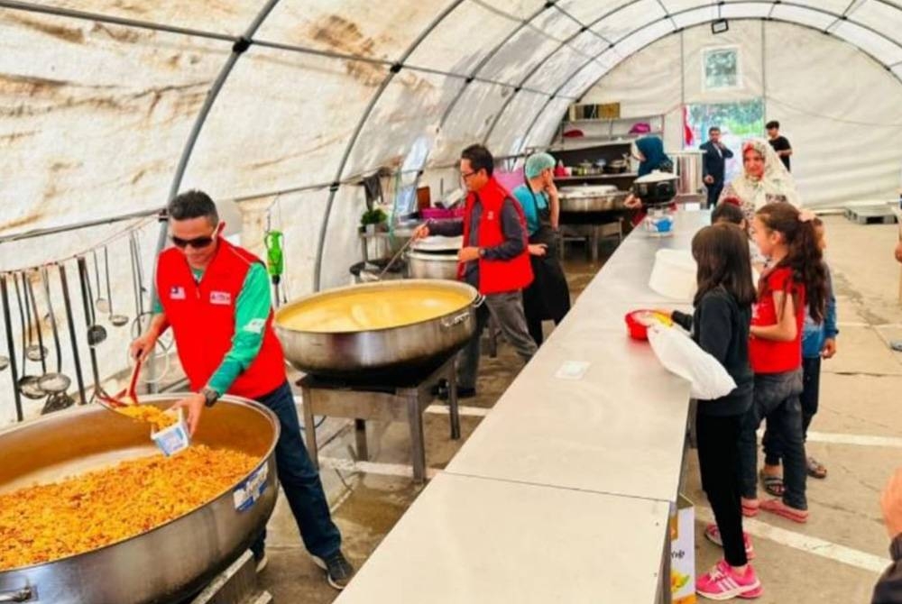 Delegasi Aid 4 Turkiye & Syria turut menyediakan makanan kepada mangsa bencana.