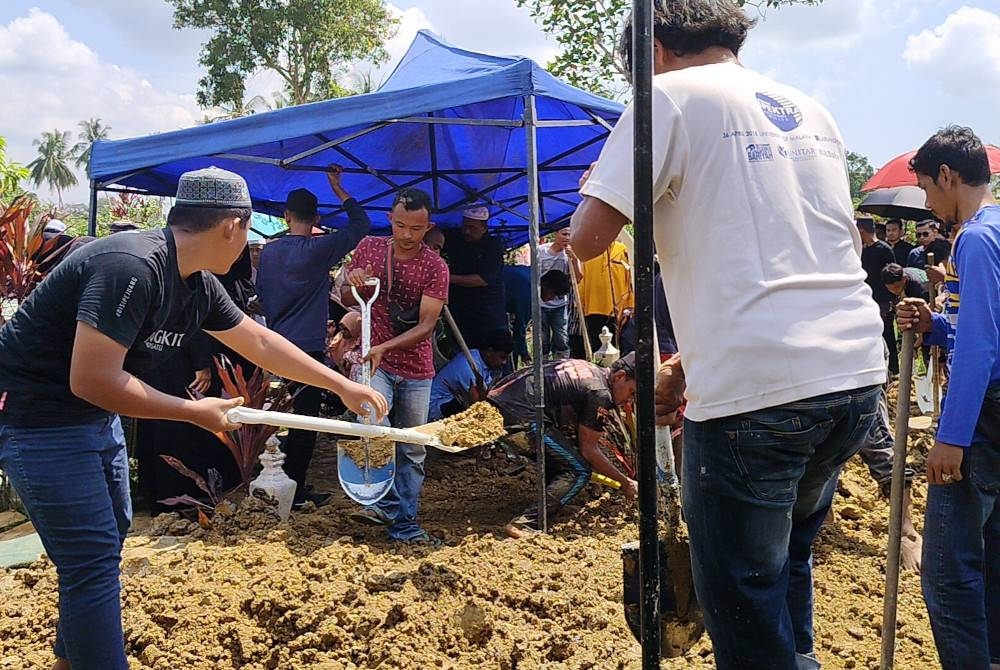 Jenazah tiga beradik selamat dikebumikan dalam satu liang lahad di Tanah Perkuburan Islam Kampung Setajam pada Jumaat.