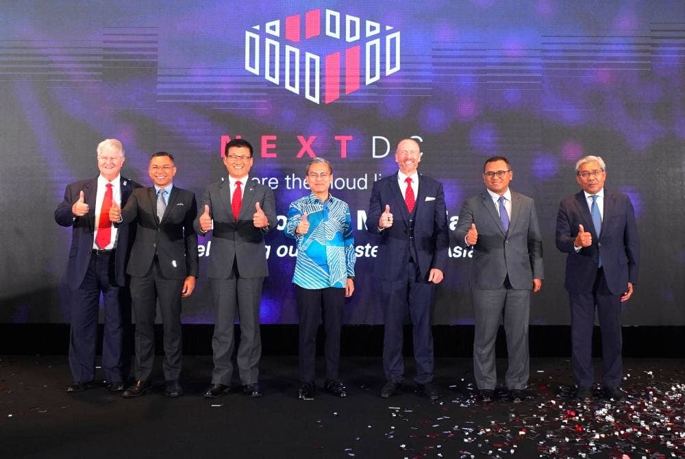 Fahmi, (empat dari kiri), Craig (lima dari kiri) dan Amirudin (enam dari kiri) bersama tetamu yang hadir pada Majlis Pelancaran Pusat Data NEXTDC yang diadakan di Kuala Lumpur.