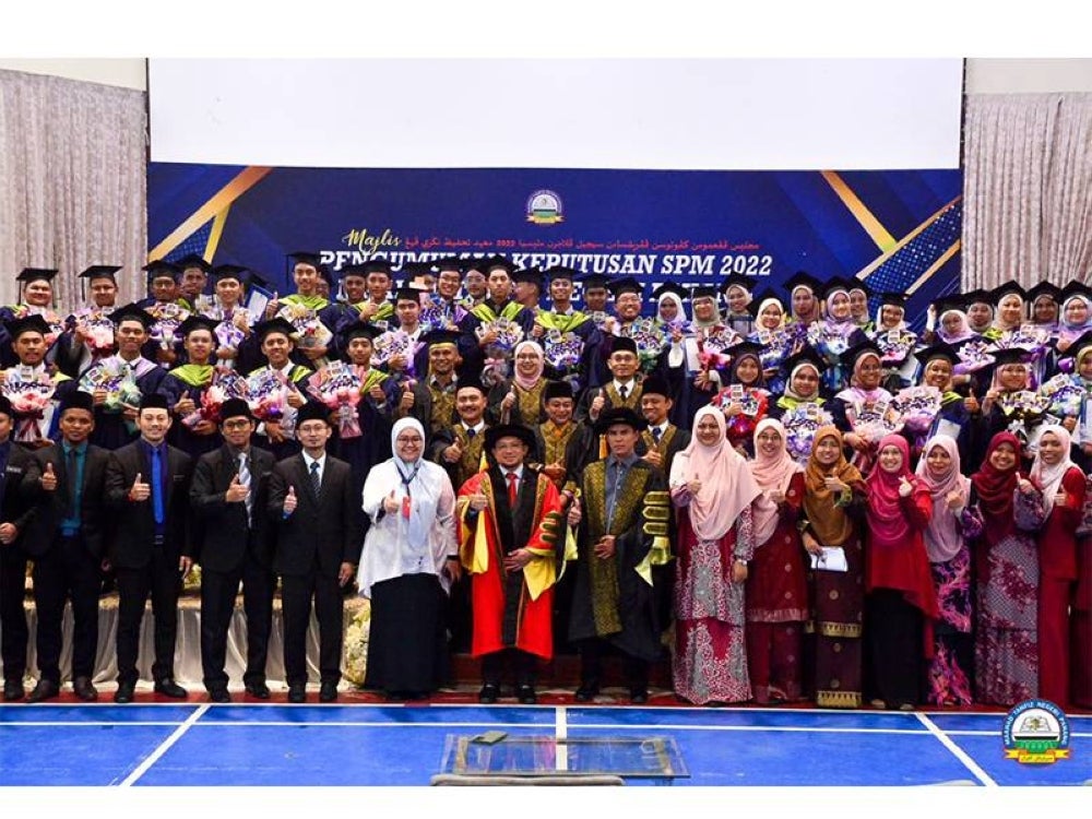 Ketua Pegawai Eksekutif MTNP, Mohd Lafzul Muda Al-Hafiz (tengah) bersama tetamu yang hadir dan pelajar yang mencatatkan keputusan SPM cemerlang pada Majlis Pengumuman Keputusan SPM 2022 Maahad Tahfiz Negeri Pahang pada Khamis.