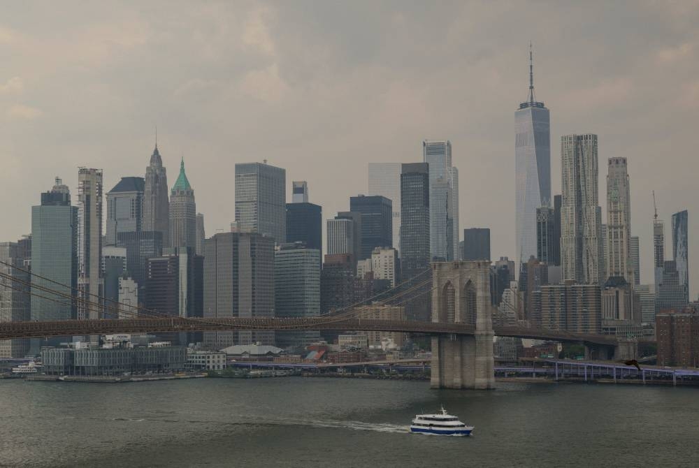 Bandar raya New York diselubungi jerebu akibat asap kebakaran hutan di Kanada. - AFP