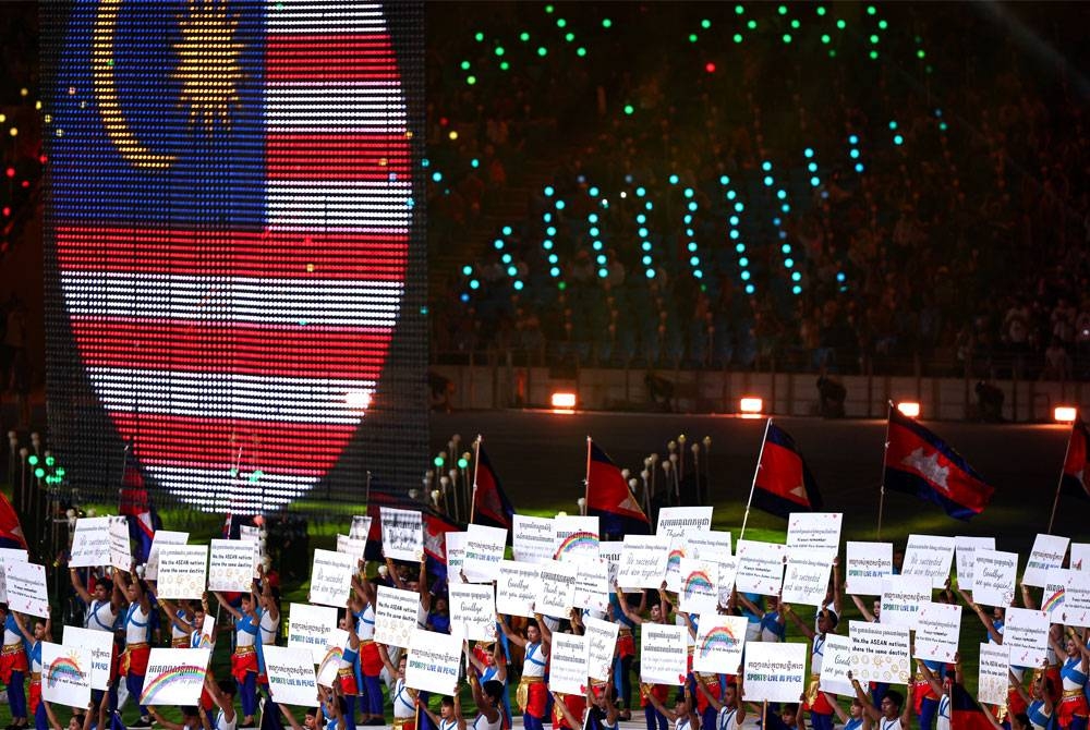 Suasana meriah dapat disaksikan pada acara penutup APG 2023 Kemboja di Stadium Nasional Morodok Techo malam ini. - Foto Bernama