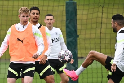 De Bruyne (kiri) yakin City akan berjaya menjulang trofi Liga Juara-Juara. - Foto AFP