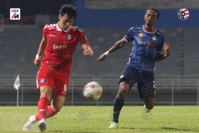 Park Tae-su (kiri) berusaha melepasi kawalan pemain PDRM dalam aksi Liga Super di Petaling Jaya pada Khamis. - Foto Malaysia Football League