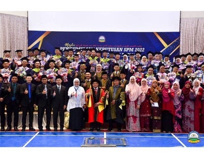 Ketua Pegawai Eksekutif MTNP, Mohd Lafzul Muda Al-Hafiz (tengah) bersama tetamu yang hadir dan pelajar yang mencatatkan keputusan SPM cemerlang pada Majlis Pengumuman Keputusan SPM 2022 Maahad Tahfiz Negeri Pahang pada Khamis.