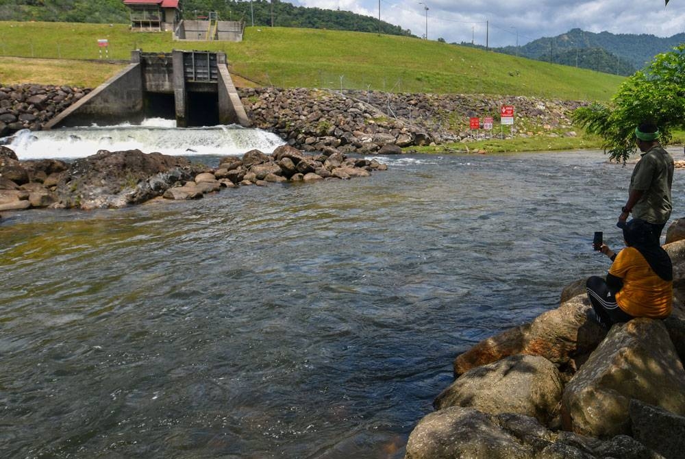 Pengunjung tidak melepaskan peluang merakam keindahan dan kejernihan air di Lata Kashmir ketika mengunjunginya di sini.