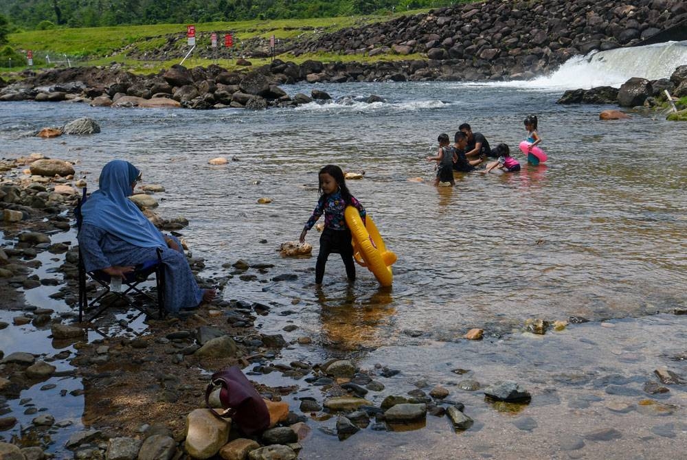 Orang ramai meluangkan masa bersama keluarga dengan bersantai di salah satu tempat menarik di Jeli iaitu Lata Kashmir. - Foto: Bernama