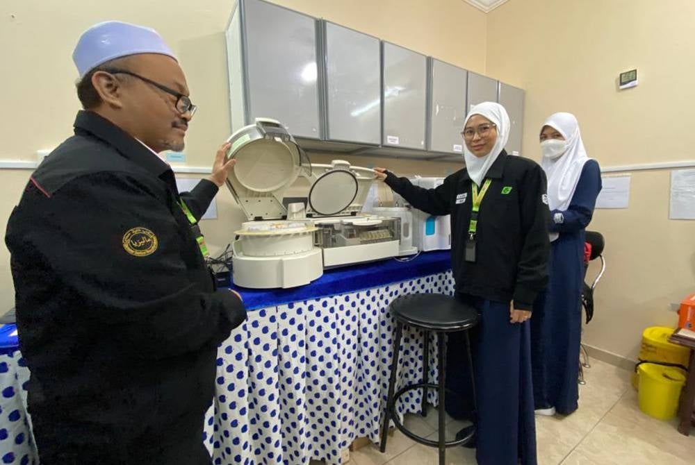 Jurutera KKM, Sharifah Nur Hazirah Syed Badri menunjukkan kelengkapan yang terdapat di makmal perubatan.