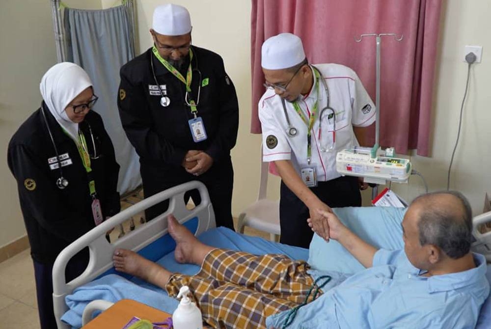 Lawatan doktor ke wad pesakit.