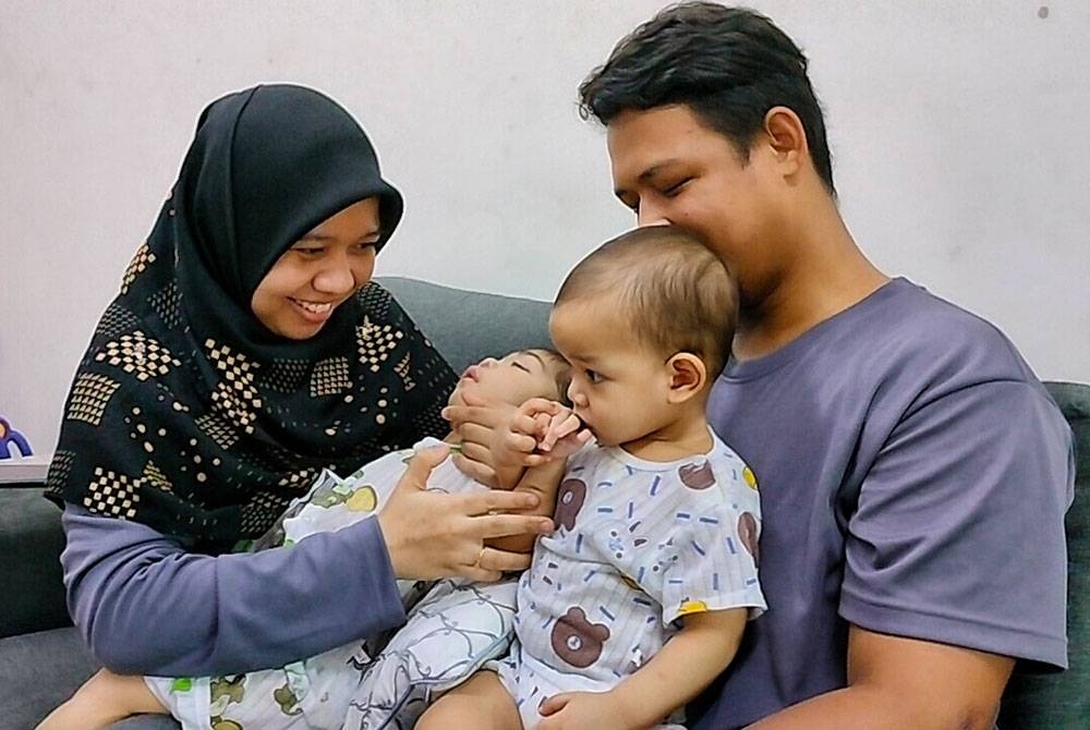 Amyliah (kiri) dan Mohd Khairul Hakimi bersama dua permata hati mereka.
