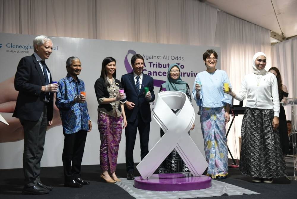 Dr Zaliha (tiga dari kanan) bersama Ling Lee (tiga dari kiri) dan Alex (tengah) ketika gimik perasmian program ‘Against All Odds – A tribute to Cancer' di Hospital Gleneagles, Kuala Lumpur pada Sabtu.