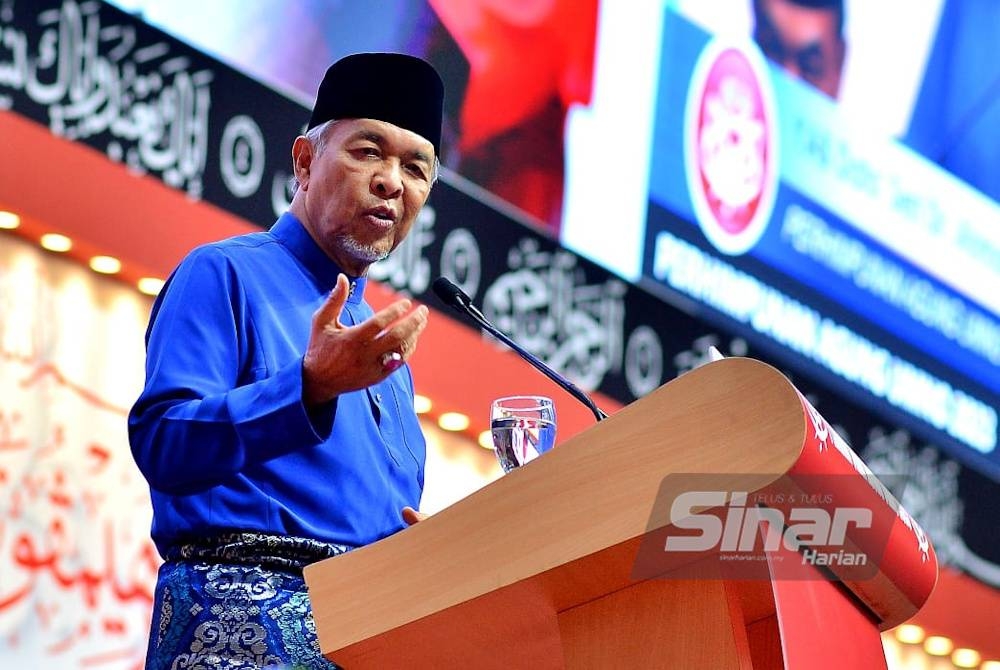 Ahmad Zahid berucap sempena penggulungan pada hari terakhir PAU 2023 di Pusat Dagangan Dunia Kuala Lumpur pada Sabtu. - FOTO ASRIL ASWANDI SHUKOR