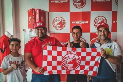 Allee Putra (dua dari kanan) sah menyarung jersi Kelantan FC pada pintu perpindahan kedua pemain Julai ini.