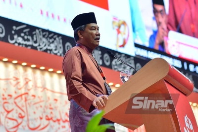 Mohamad membuat ucapan penggulungan pada hari terakhir Perhimpunan Agung UMNO 2023 di Pusat Dagangan Dunia Kuala Lumpur pada Sabtu. - Foto Sinar Harian ASRIL ASWANDI SHUKOR