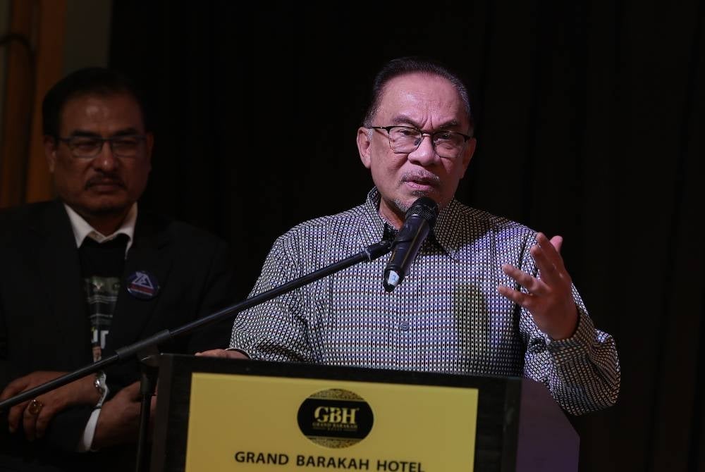 Anwar menyampaikan ucapan selepas pementasan Teater 'Cikgu Anda' di sebuah hotel pada Sabtu. - Foto Bernama