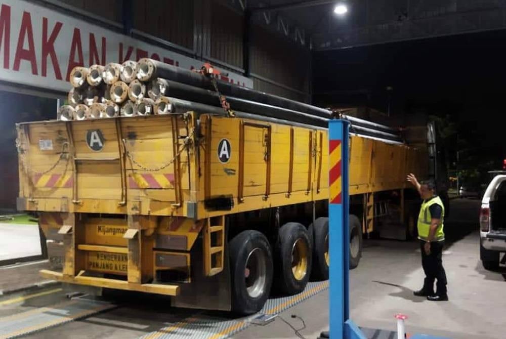 Antara kenderaan berat yang diperiksa menerusi Operasi Lebih Muatan di sekitar Selangor, Jumaat lalu. Foto: JPJ Selangor