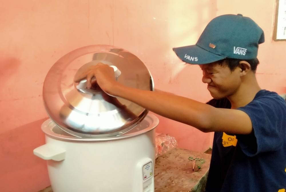 Sewal jam 3 pagi, Ahmad Alauddin akan memasak dan membungkus nasi lemak jualannya di sini.