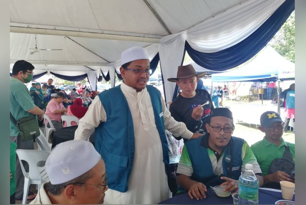 Zaharudin (dua dari kiri) beramah mesra dengan pengunjung yang hadir pada Jamuan Rakyat anjuran PN Sungai Buloh pada Ahad.