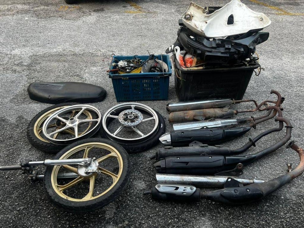 Antara komponen motosikal yang dirampas.