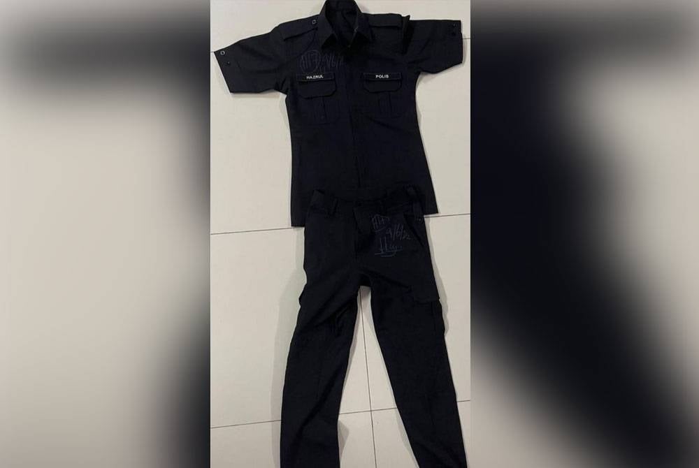 Sepasang uniform polis turut dirampas.