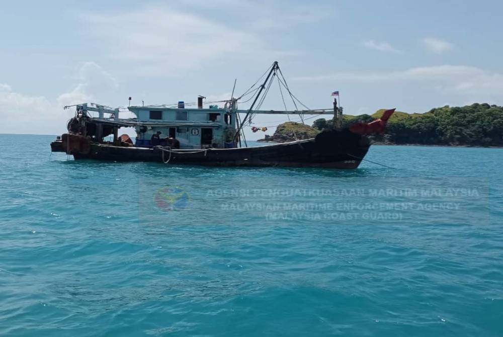 Salah sebuah bot yang ditahan. - Foto Maritim Mersing
