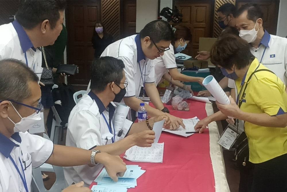 Proses pemilihan MCA Bahagian Johor Bahru di Dewan Jubli Intan Johor Bahru, pada Ahad.