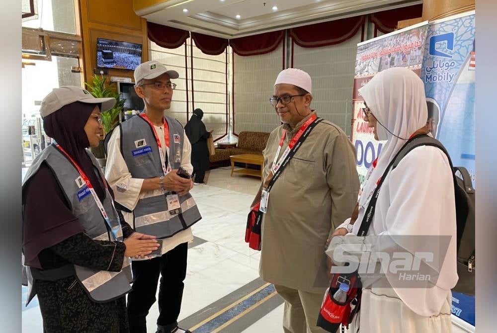 Mohd Hezli (dua, kiri) dan isterinya Dr Noor Zalina (kiri) menyantuni jemaah haji di hotel penginapan di Makkah.