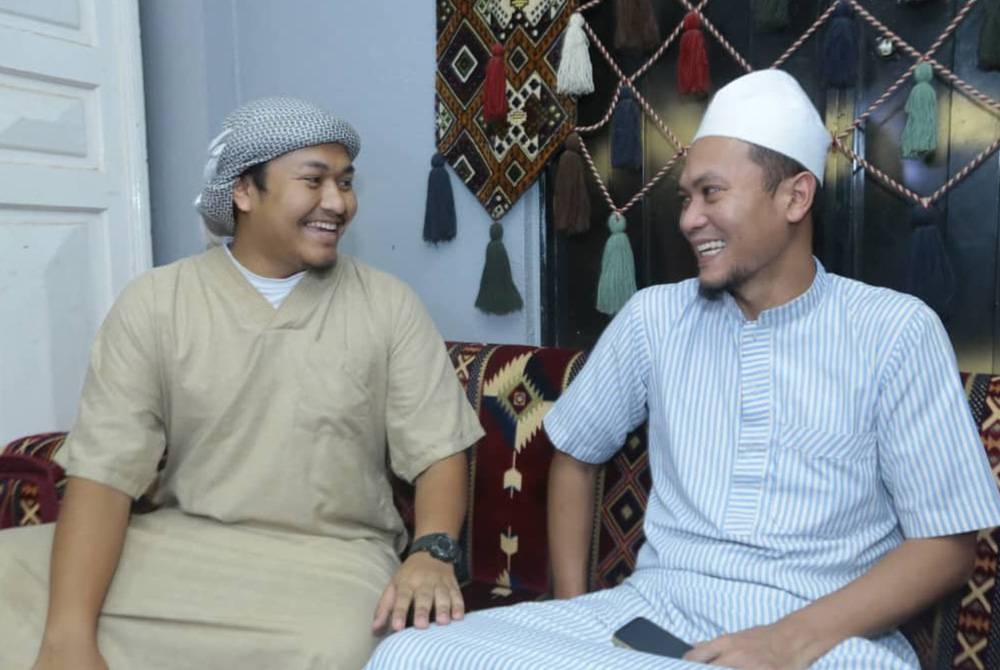 Ahmad Muhammad Auni, 23, (kiri) menjadi sahabat yang banyak membantu Asraruddin di Makkah.