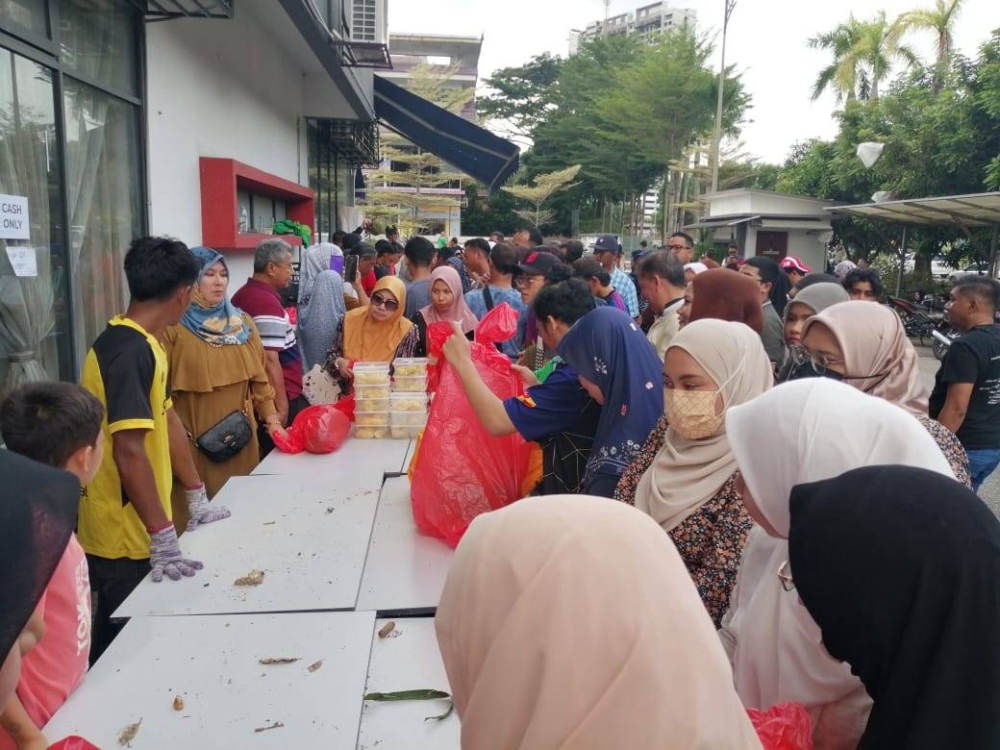 Antara pembeli yang hadir mendapatkan durian dengan harga murah.