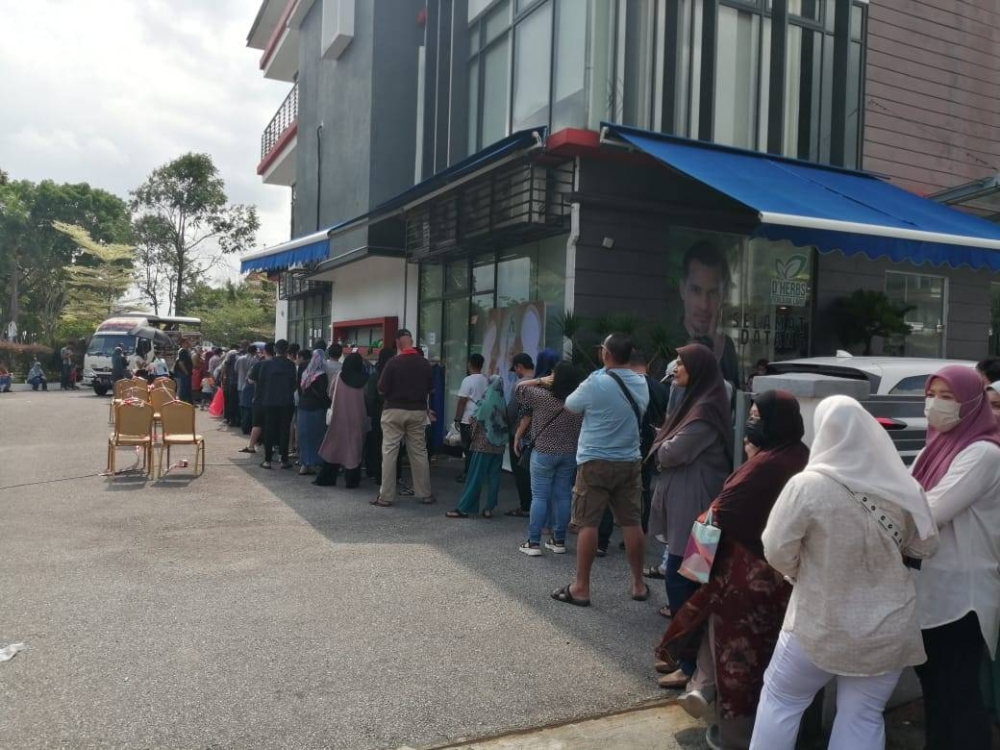 Pembeli beratur panjanng mendapatkan durian dengan harga murah di Wisma D'Herbs pada Ahad.