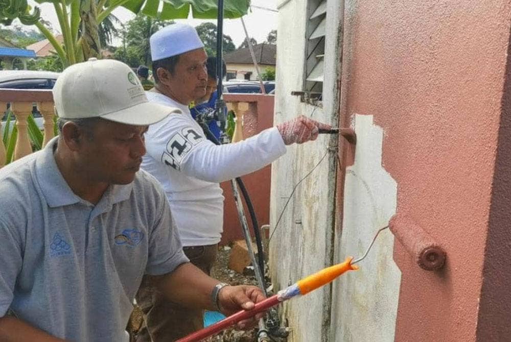Peserta program Jom Cuci Masjid atau JCM edisi ke-42 sedang melakukan kerja- kerja mengecat di Masjid Qariah Kg Sawah Sunggala, Port Dickson, Negeri Sembilan.