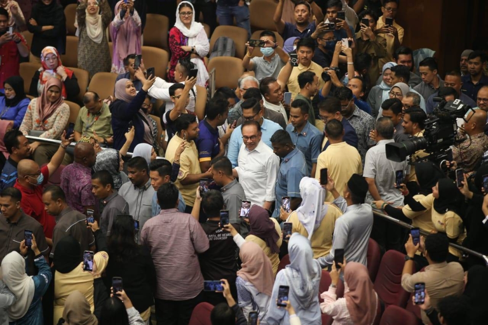 Anwar dikerumuni mahasiswa ketika menghadiri Temu Anwar di USM pada Ahad.