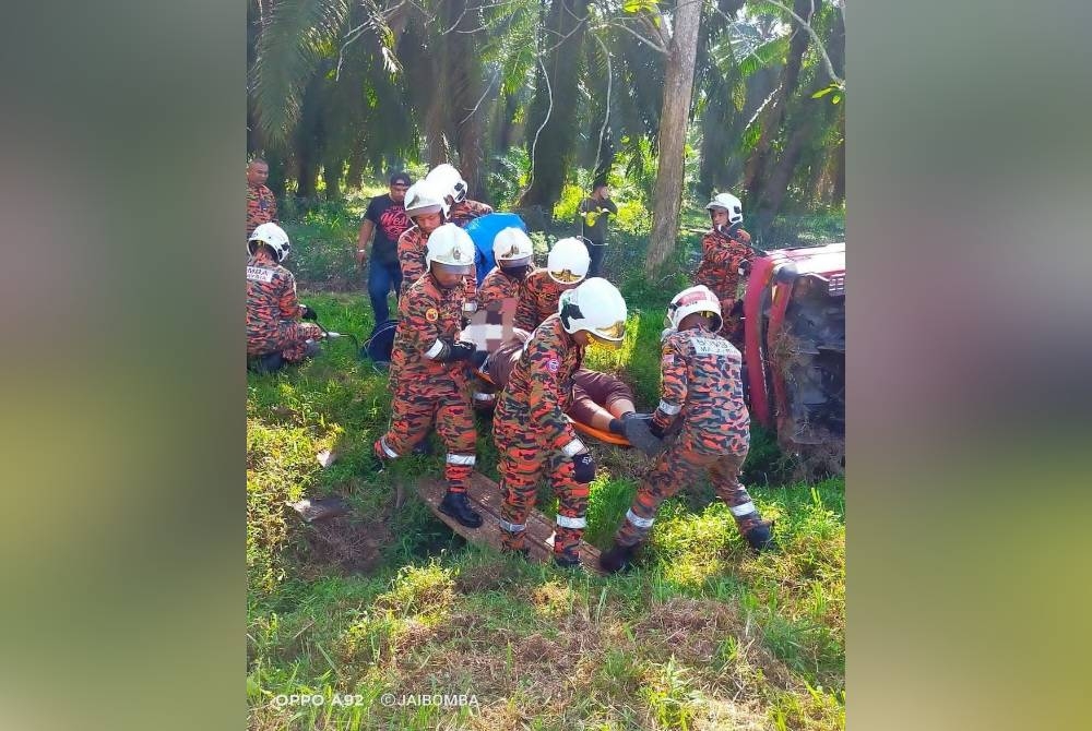 Anggota bomba mengusung mangsa kemalangan berkenaan. - Foto Bomba Tangkak