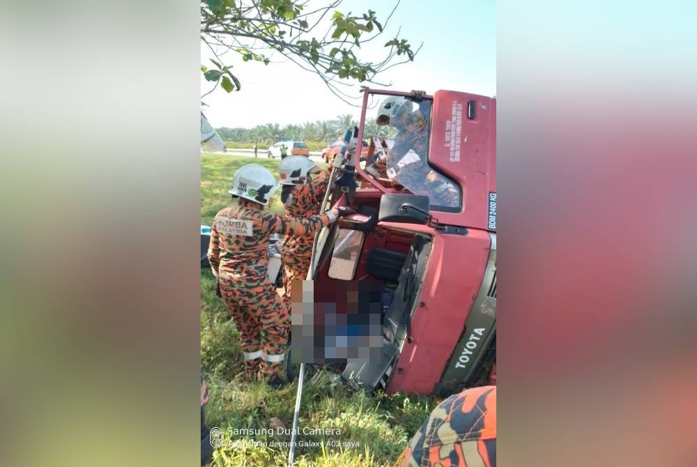Keadaan lori satu tan yang terbalik dalam kemalangan berkenaan - Foto Bomba Tangkak