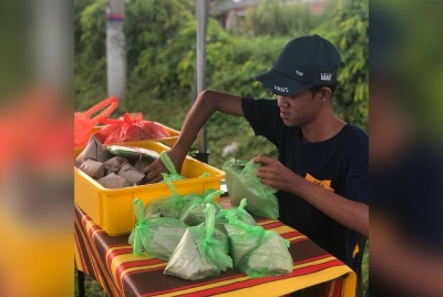 Ahmad Alauddin berniaga nasi lemak seawal jam 6.45 pagi setiap hari bagi mencari pendapatan sendiri di sini. Foto: Ihsan Ahmad Alauddin