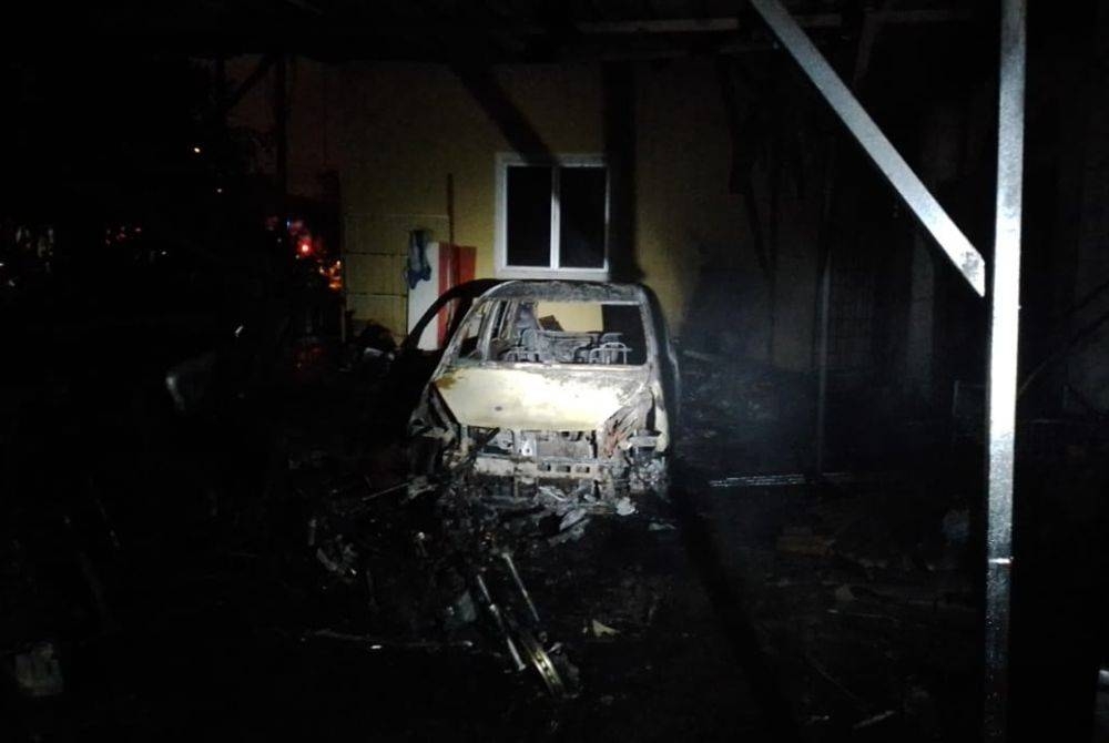 Kebakaran turut mengakibatkan sebuah kereta dan enam motosikal musnah.