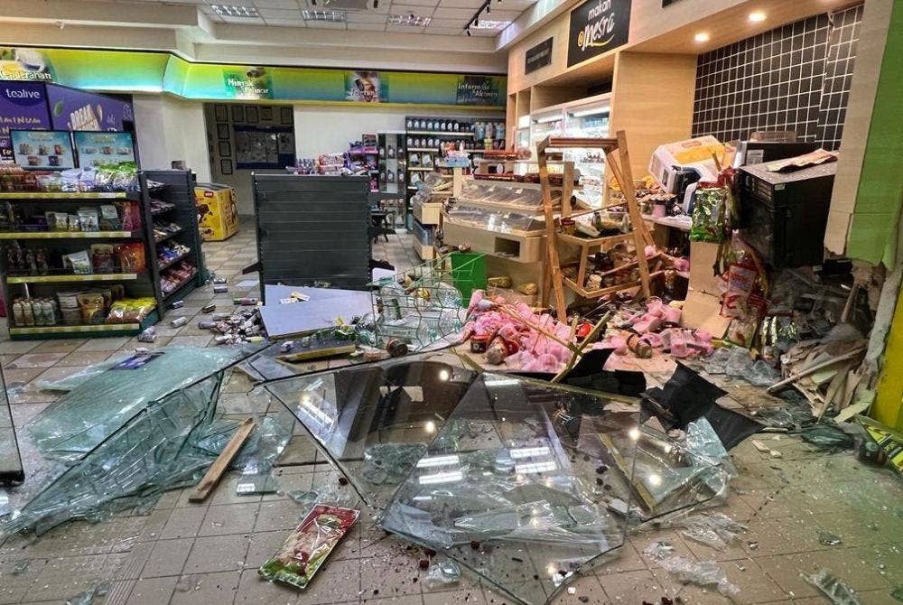 Keadaan kedai serbaneka selepas dirempuh kenderaan itu.