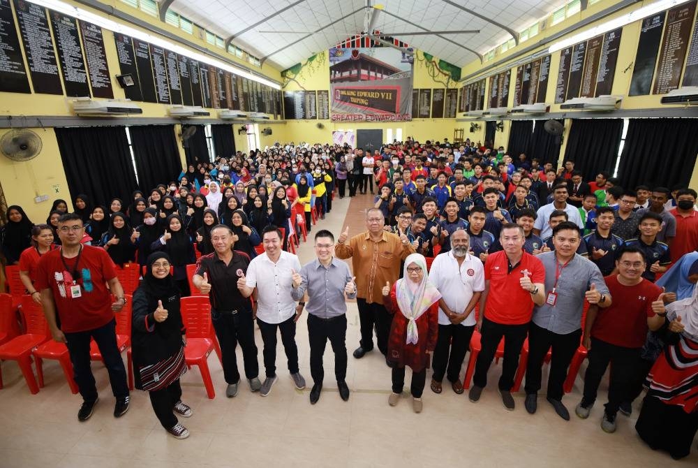 Seramai 367 pelajar sekolah di sekitar Parlimen Taiping menyertai pertandingan kuiz yang menawarkan hadiah lebih RM16,000 di SMK King Edward VII di sini pada Ahad.