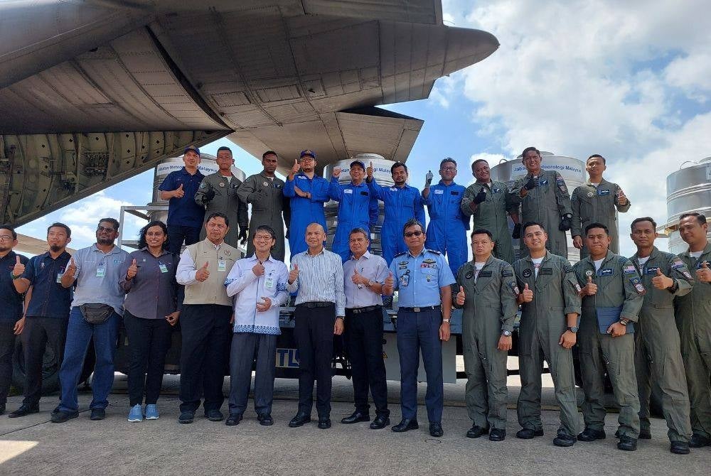 Armizan.(tengah) bersama barisan kepimpinan TUDM, Nadma dan MetMalaysia di hadapan pesawat yang akan melakukan OPA di Pangkalan Udara TUDM Subang pada Isnin.