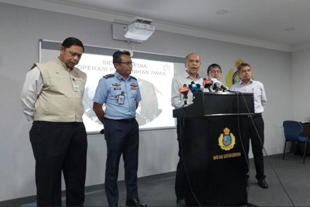 Amrizan (tengaj berucap) pada sidang media OPA.